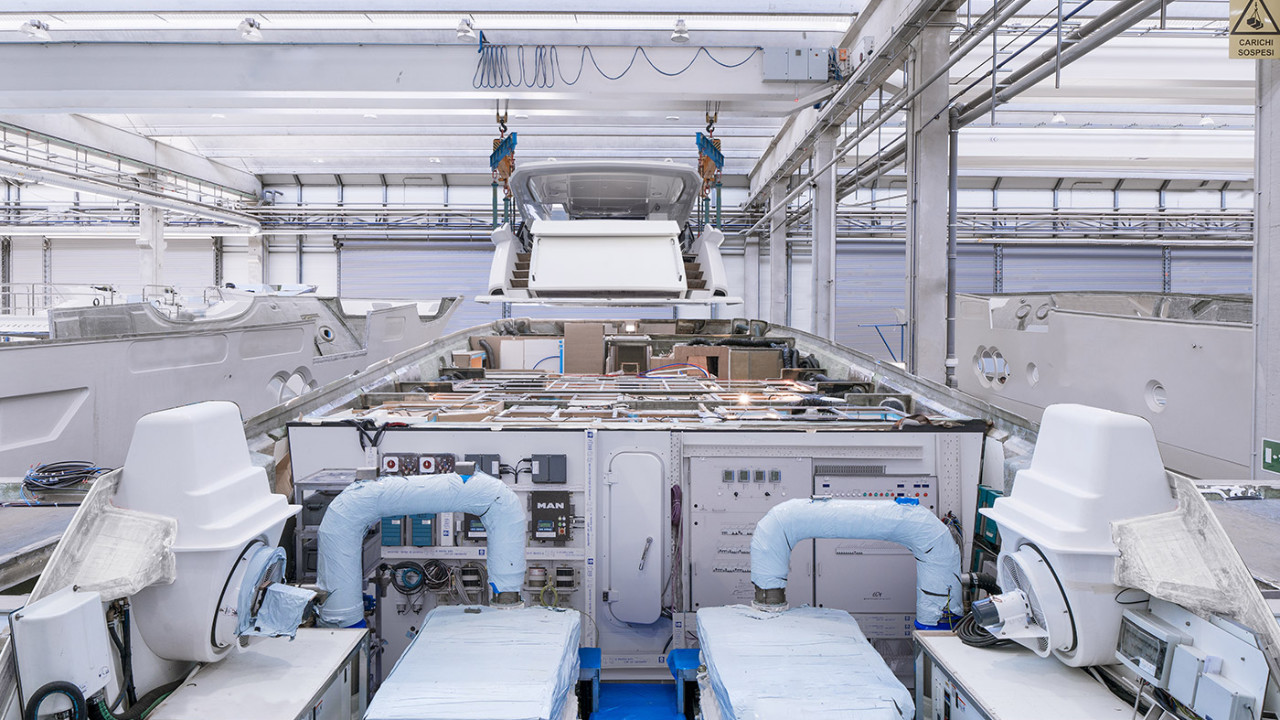 The deck is appraching the hull for the final assembly