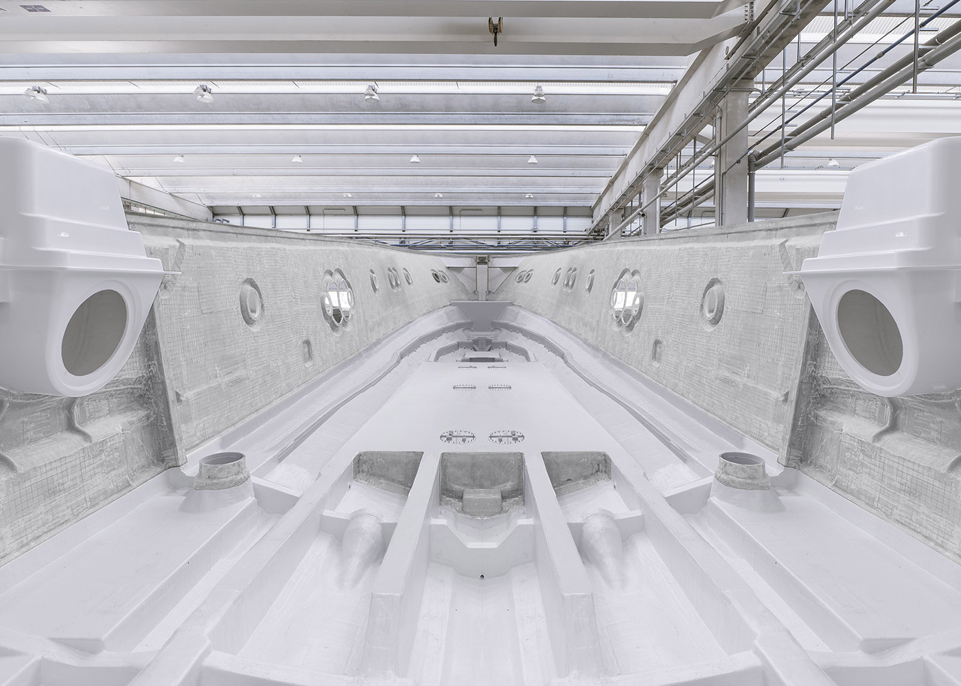 The hull of every MCY presents itself as an extremely solid, light shell, with top-of-the-category safety standards certified by RINA. 