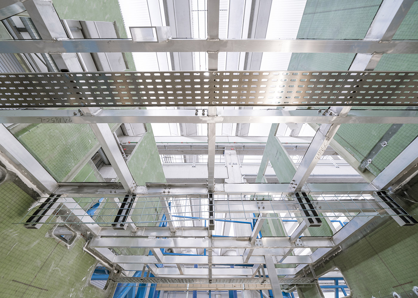 The entire structure  is conceived in modular form on a grid system.